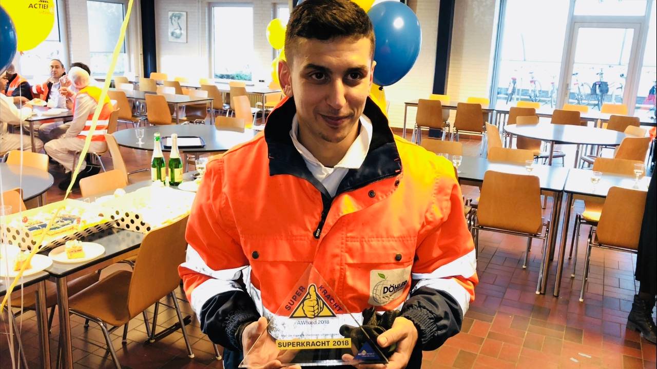 Yassine met zijn prijs.