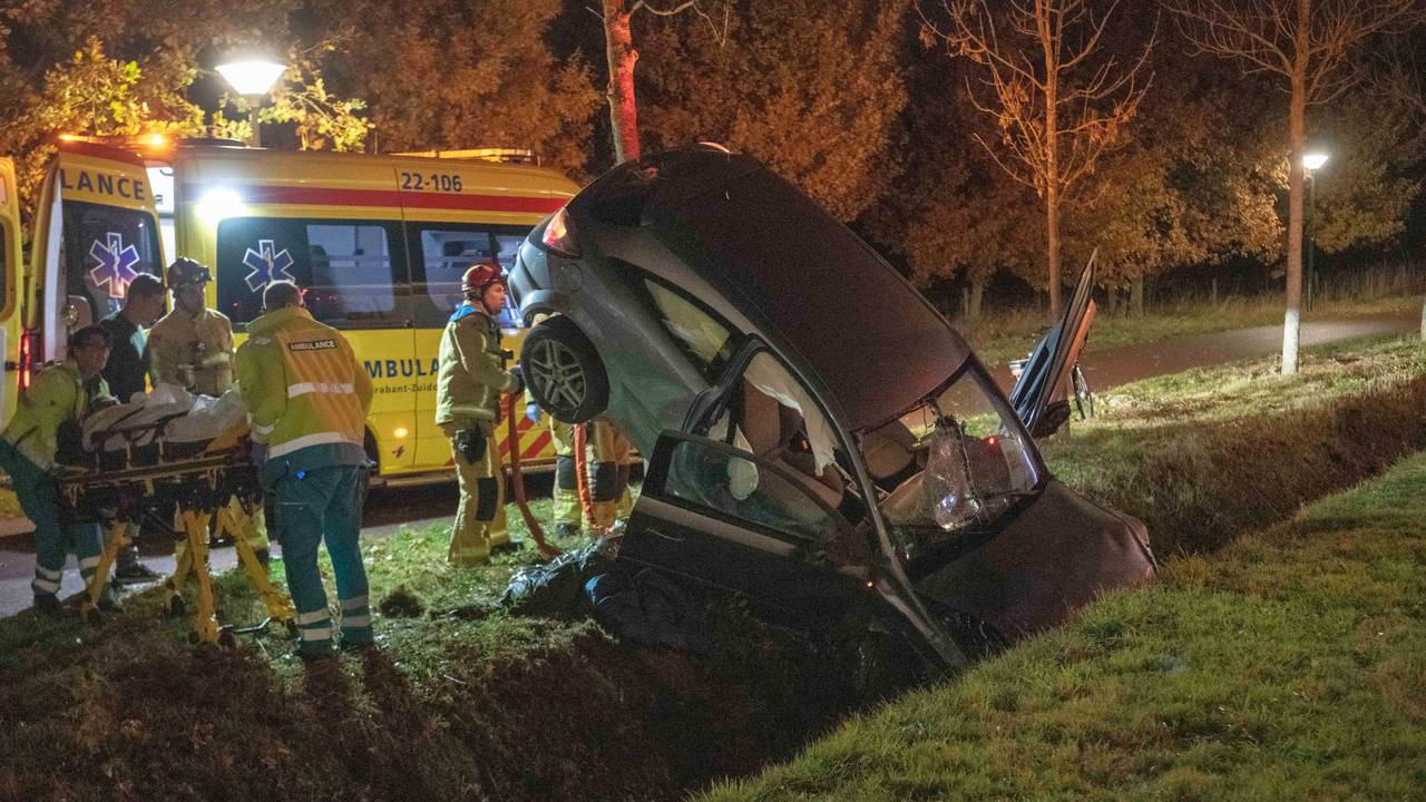 De auto eindigde tegen een boom. Foto: Dave Hendriks)
