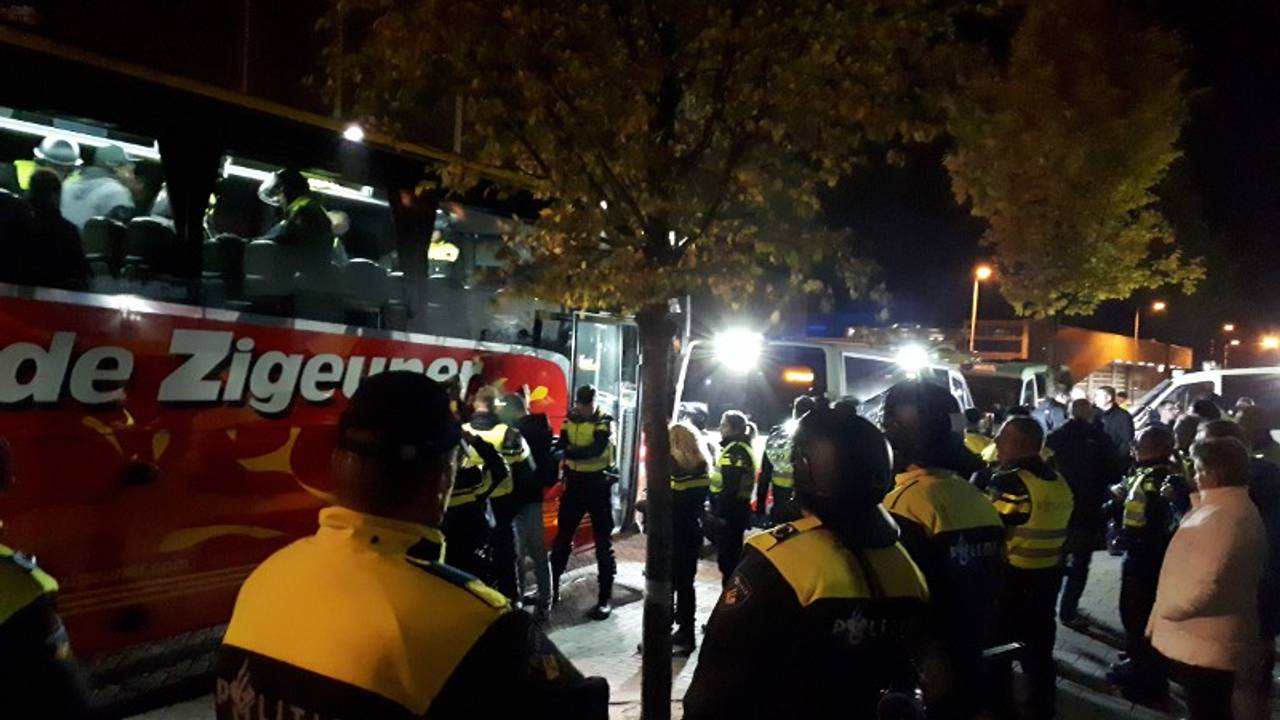 De ME sluit de bus met Luikse relschoppers in (foto: politie).