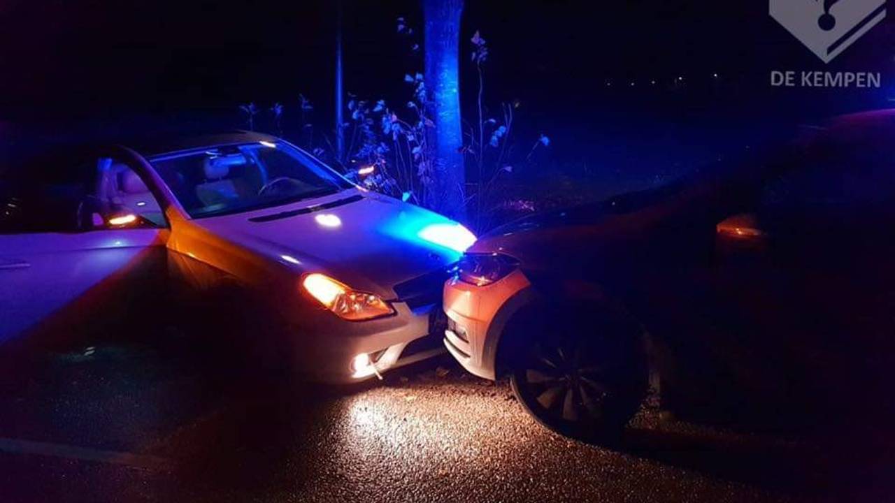De automobilist kon pas na een lange achtervolging gestopt worden. (Foto: Twitter politie)