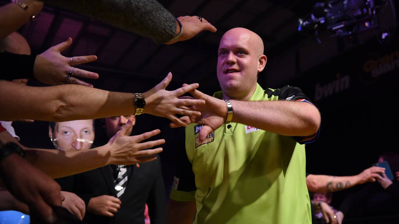 Michael van Gerwen op weg naar het podium. (Foto: Chris Dean/PDC)