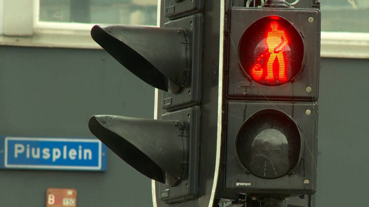 Het allereerste Kruikenzeikersstoplicht aan het Piusplein in Tilburg.
