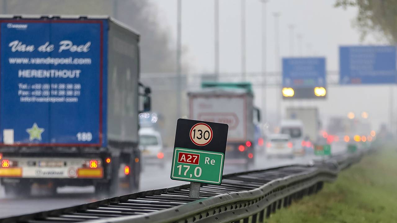 Een flinke file op de A27 (archieffoto: Marcel van Dorst).