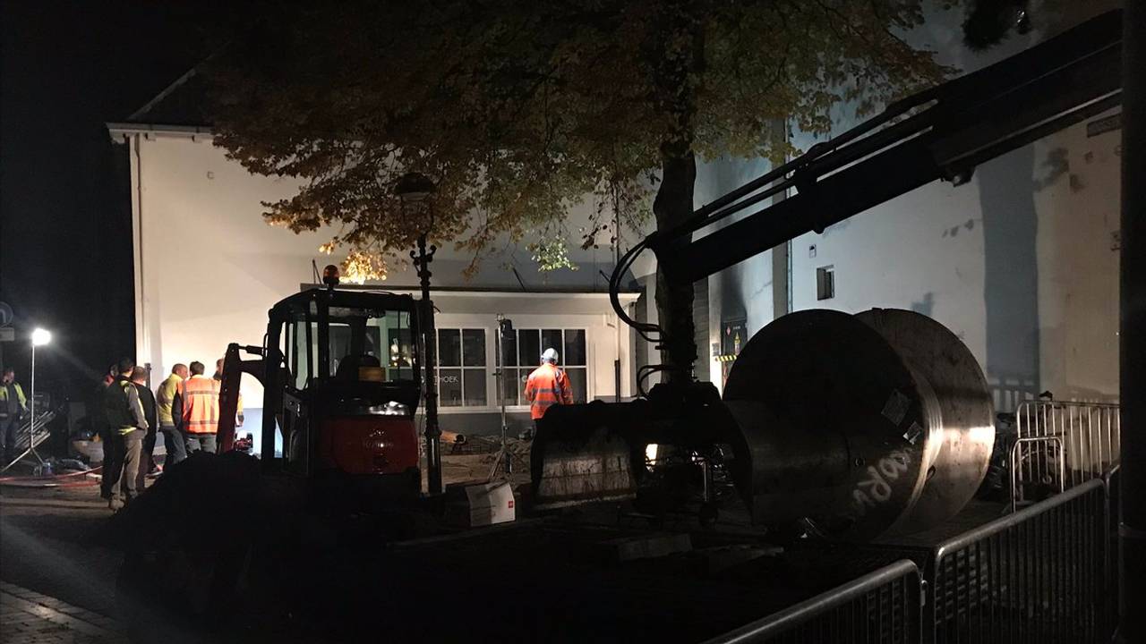De werkzaamheden gaan tot laat in de avond door. (Foto: Raymond Merkx)