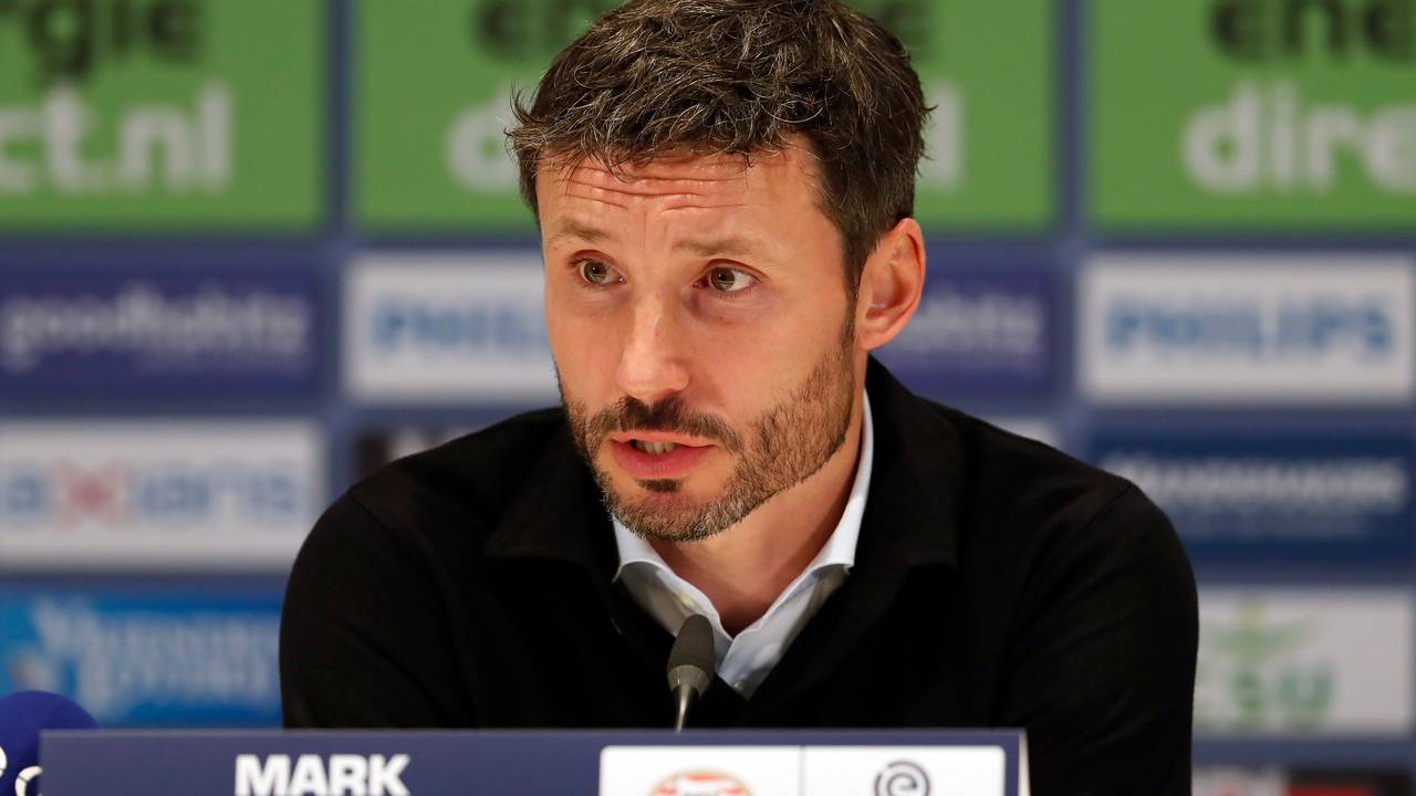 PSV-trainer Mark van Bommel. (Archieffoto)