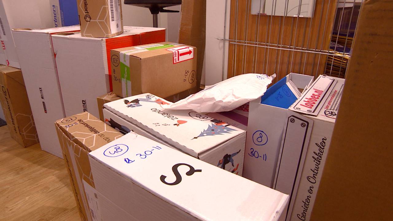 Ieder jaar wordt het drukker en drukker bij de pakketpunten van PostNL (foto: Rogier van Son)