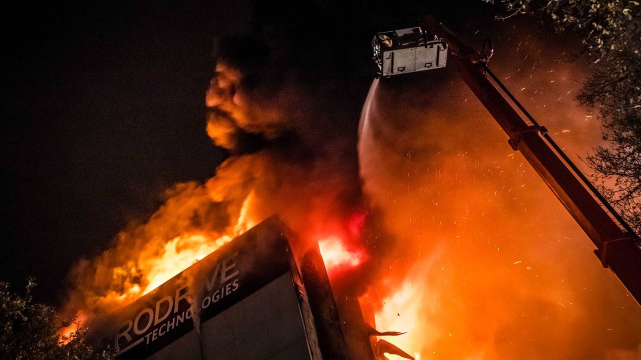 Is er wel of niet een alarm afgegaan en genegeerd voor de fatale brand uitbrak? (Foto: Rob Engelaar)