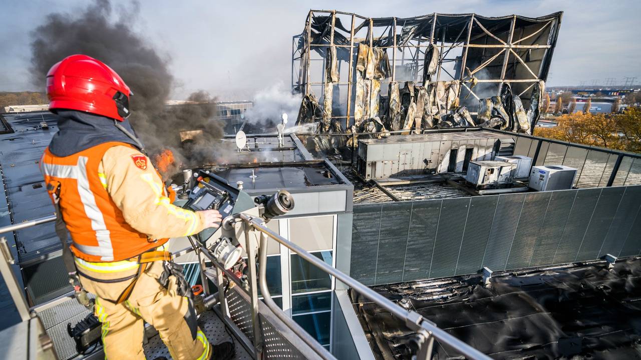 Brandweer kijkt naar de ravage die de brand heeft aangericht. (Foto: Sem van Rijssel/SQ Vision)