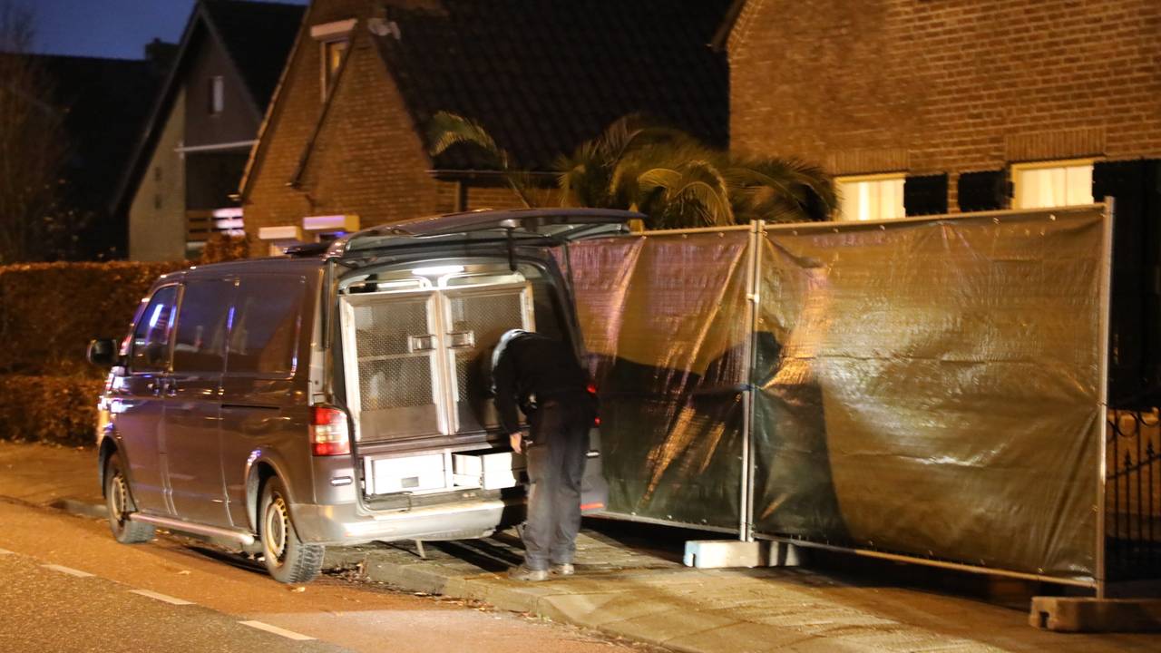 De politie viel in alle vroegte het huis binnen.