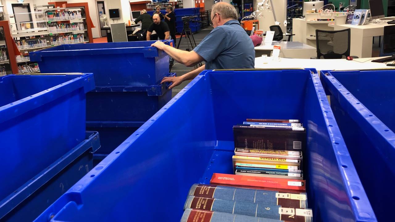 De verhuizing van de bibliotheek in Tilburg is begonnen.
