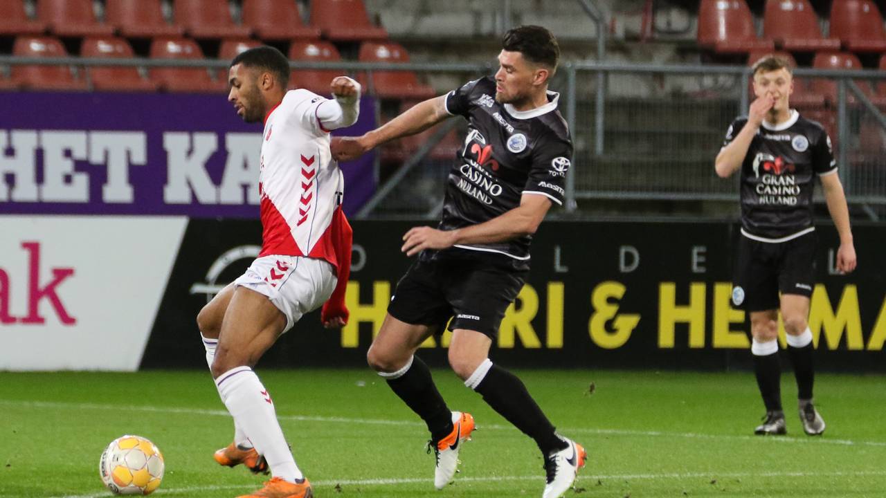 Danny Holla van FC Den Bosch in duel met Sylla Sow. (Foto: OrangePictures)