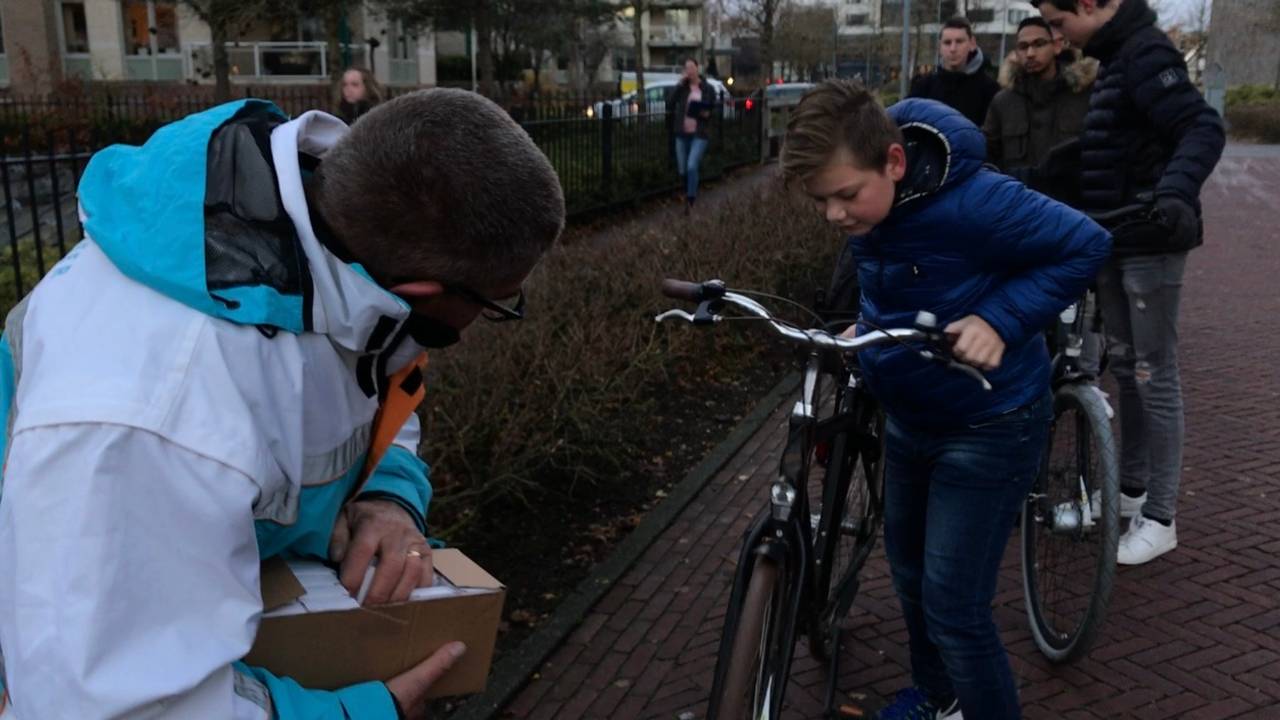 Jos Beurskens van Veilig Verkeer Nederland controleert alle fietsen heel nauwkeurig. (Foto: Eva de Schipper)