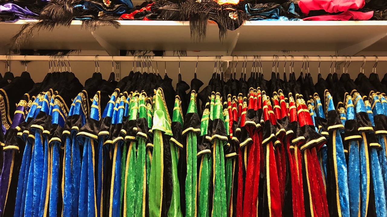 Bij Vereniging Sinterklaas en Zwarte Piet in Eindhoven hangen maar liefst 110 pakken in de kast (foto: Jacqueline Hermans)