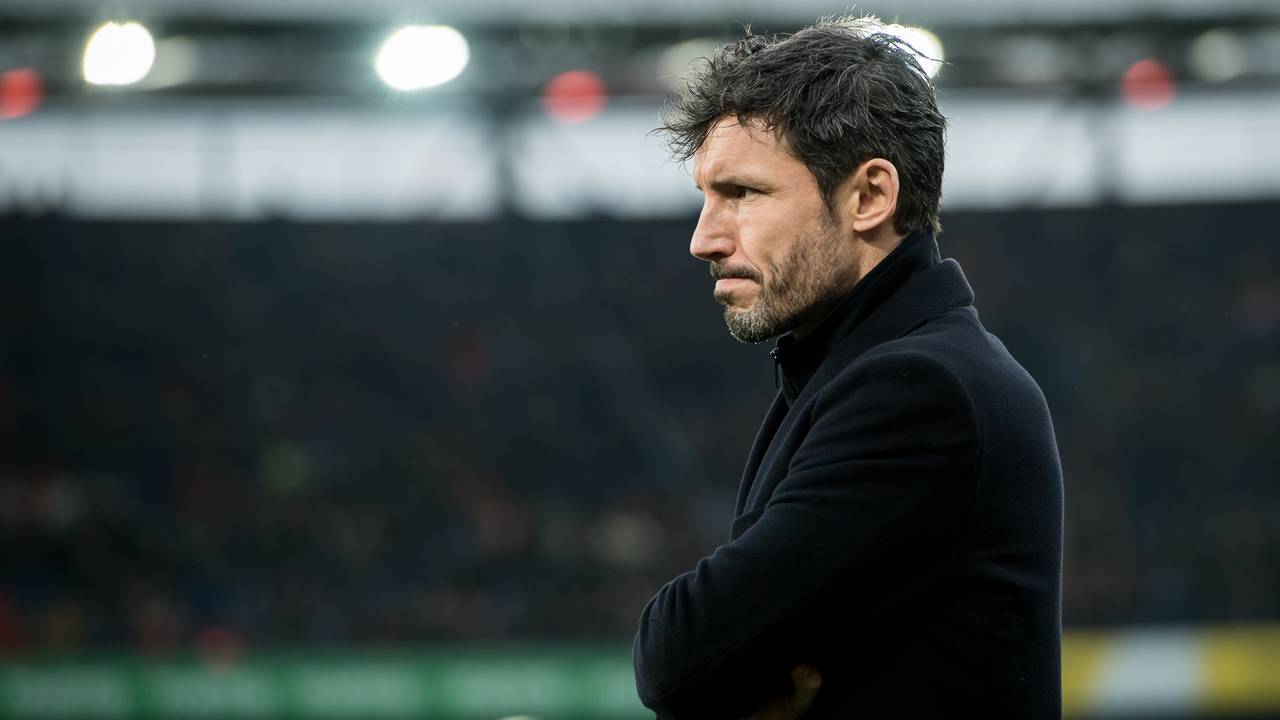 Mark van Bommel kijkt toe tijdens Feyenoord-PSV (foto: VI Images).