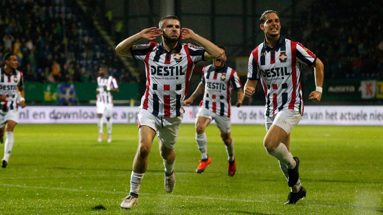 Daniel Crowley juicht na een doelpunt (foto: VI Images).