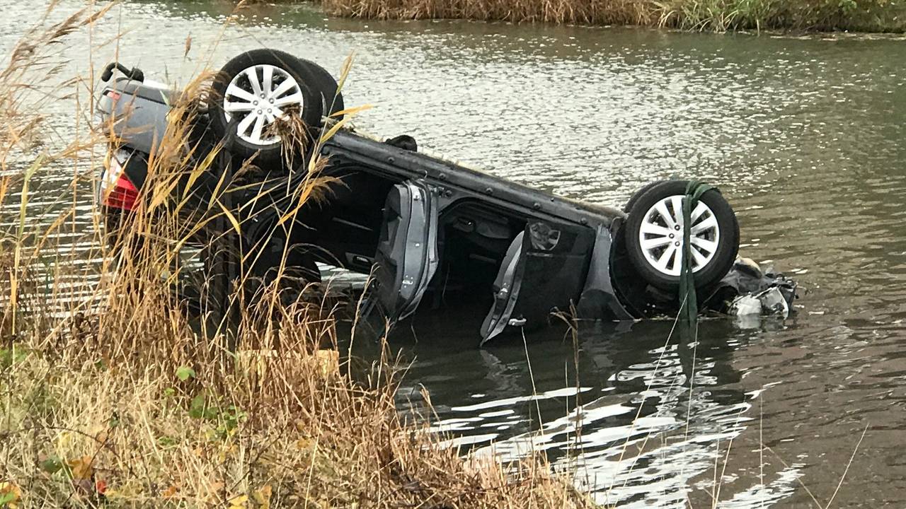 De auto eindigde in het water. (Foto: Bart Meesters)