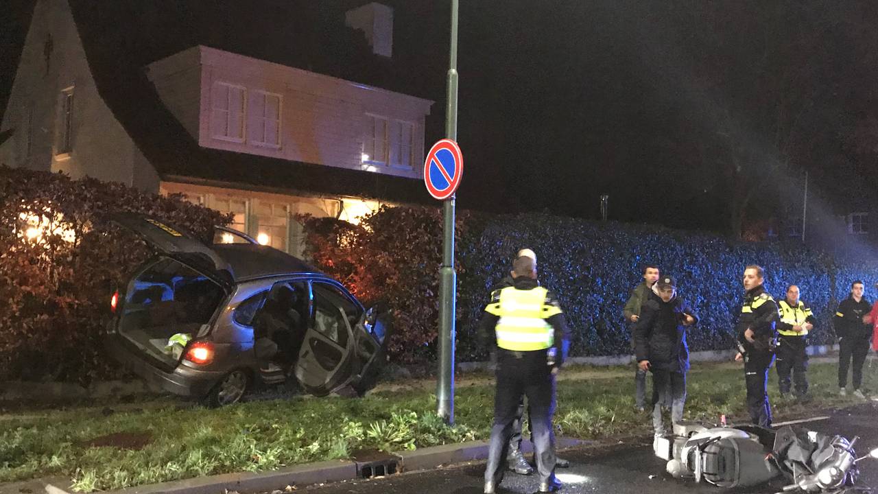 De auto belandde in een heg. (Foto: Bart Meesters/Meesters Multi Media)