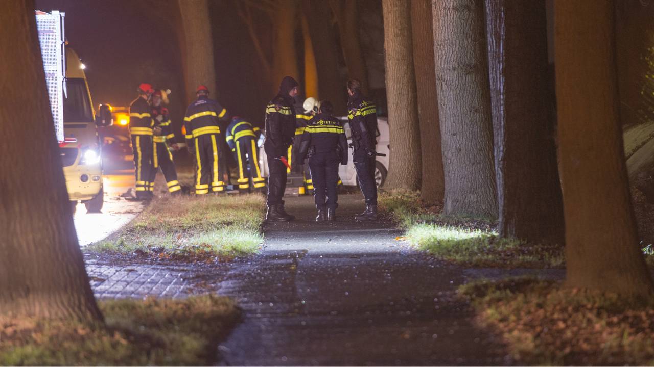 De bestuurder werd uit de auto bevrijd. (Foto: GinoPress)