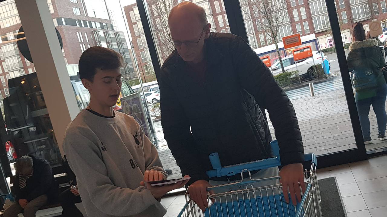 Joan Giménez deelt flyers uit tijdens de actie 'Samen voor de Voedselbank'. (Foto: Collin Beijk)