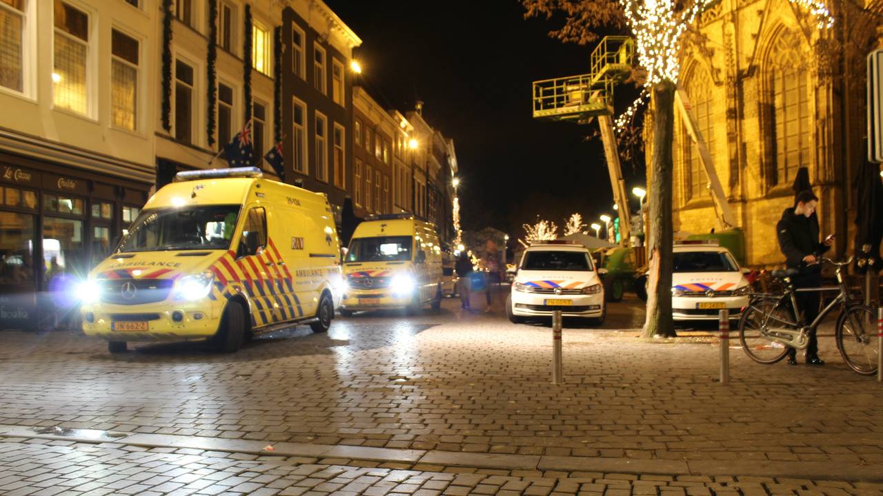 Ook ambulances kwamen naar De Graanbeurs waar het Scholieren Gala Breda werd gehouden. (Foto: GinoPress)