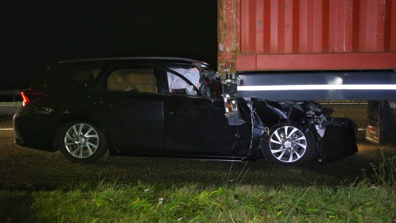Auto klapt onder de vrachtwagen. (Foto: Berry van Gaal/SQ Vision Mediaprodukties)