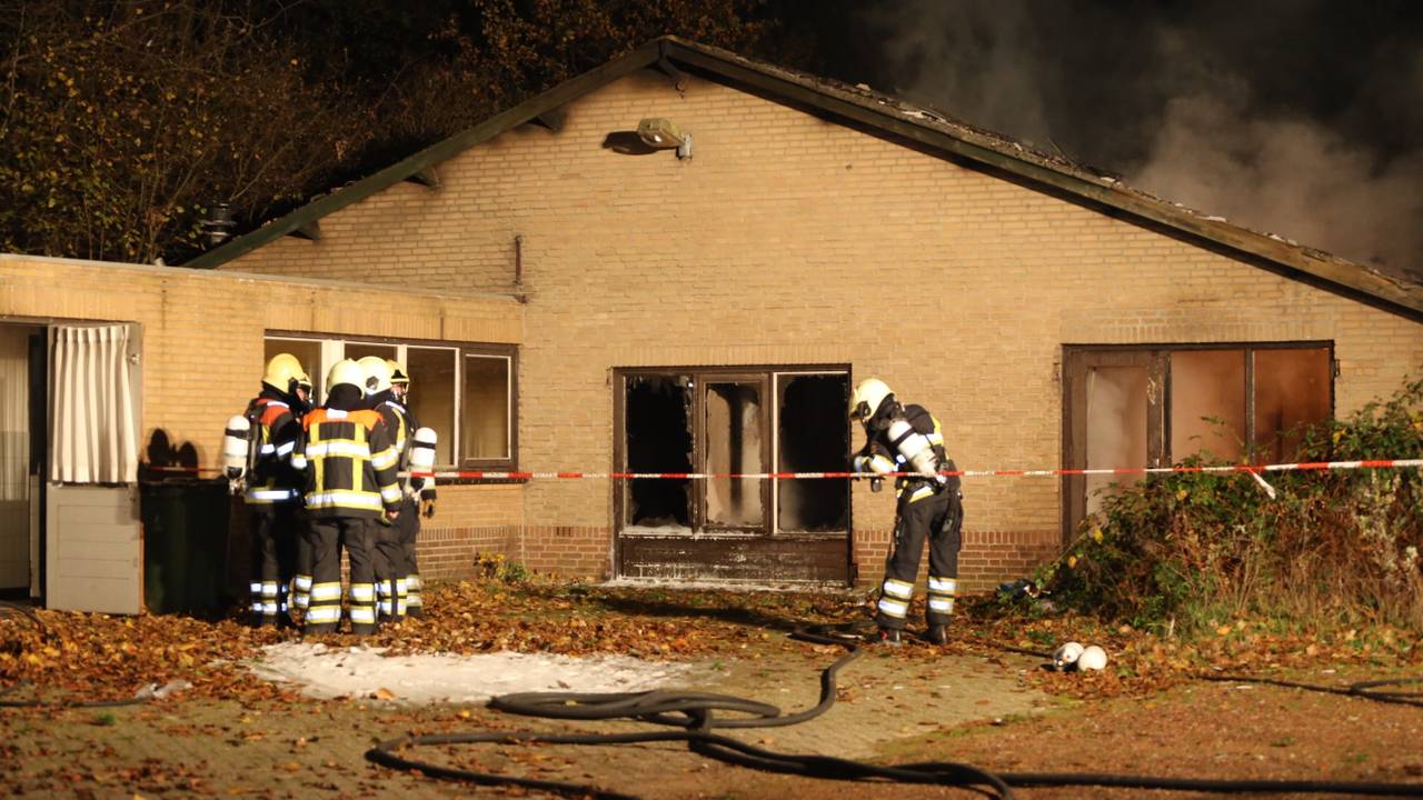 In een verlaten boerderij in Rosmalen is brand uitgebroken (foto: Bart Meesters).