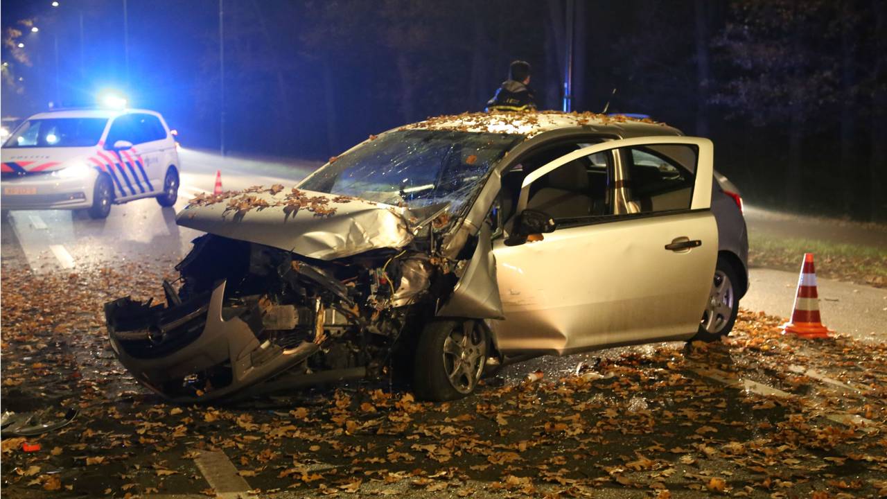 De bestuurder van de auto is gewond naar het ziekenhuis gebracht (Foto: 112Nieuwsonline)