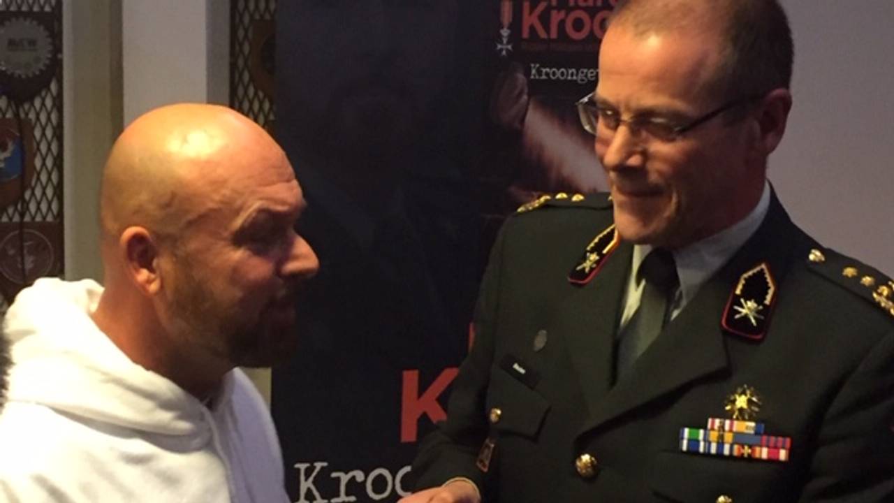 Marco Kroon met de commandant landstrijdkrachten Leo Beulen die zijn eerste boek kreeg (foto: WJ Joachems)