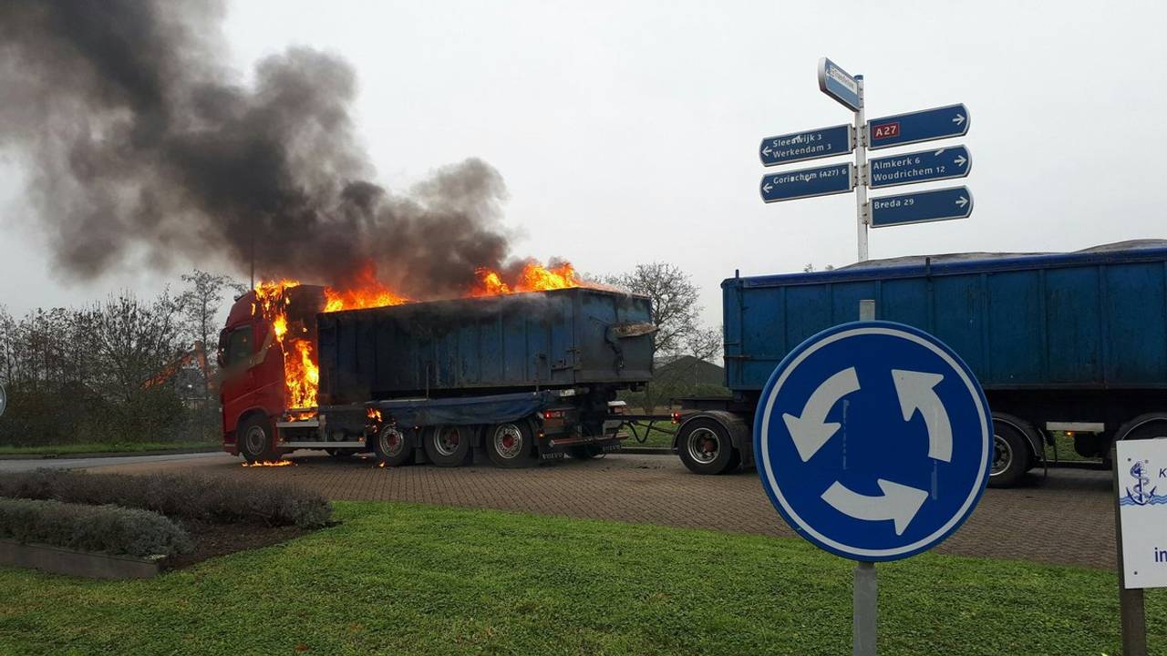 Het lukte de chauffeur om zijn vrachtwagen van de snelweg te rijden. (Foto: Politie Team Verkeer Zeeland-West-Brabant)