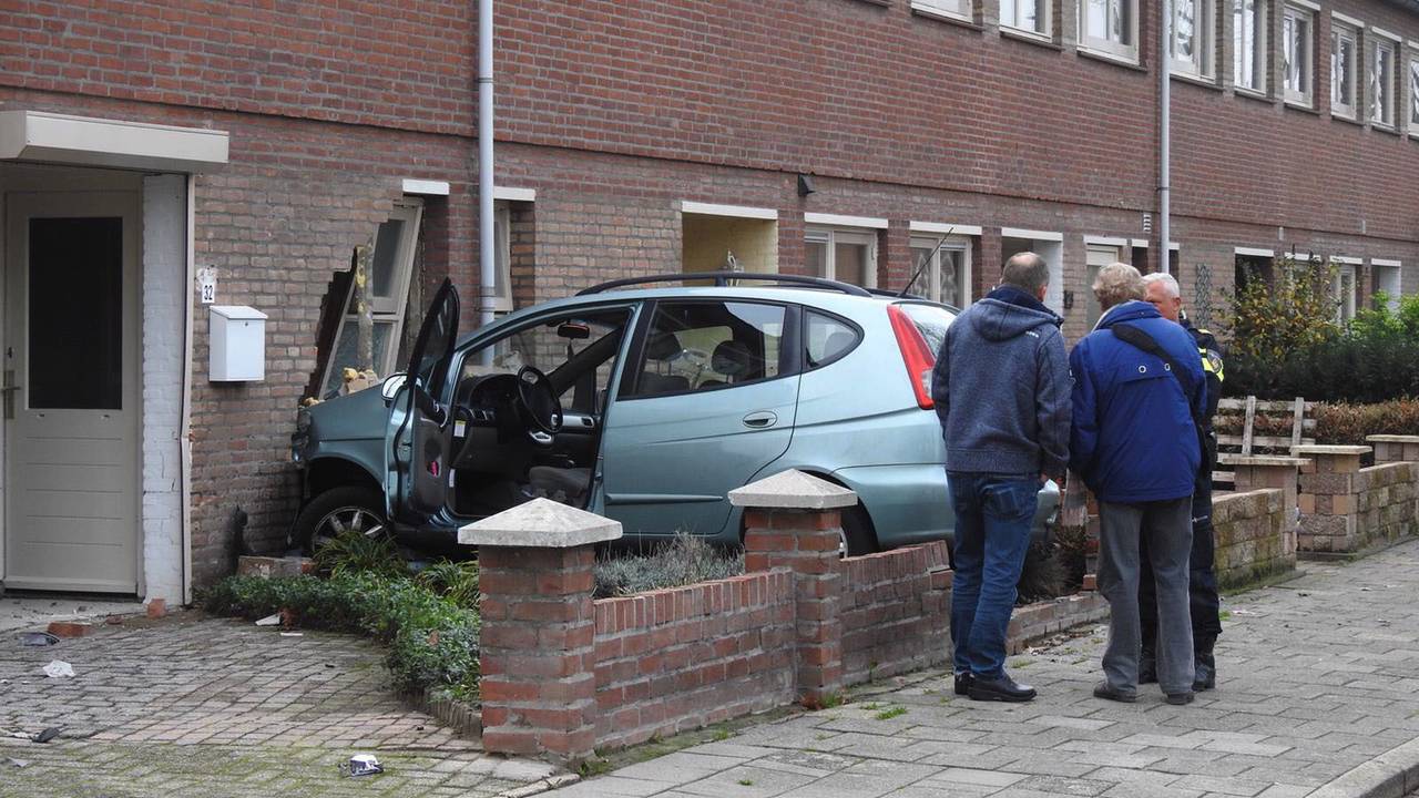 De auto schoot na een ongeluk tegen de woning aan (foto: Jozef Bijnen/SQ Vision Mediaprodukties).