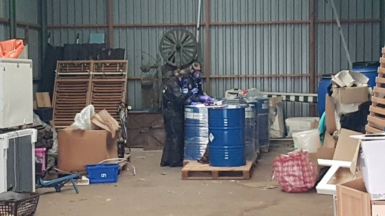Grote hoeveelheid grondstoffen voor drugs gevonden. (Foto: politie)