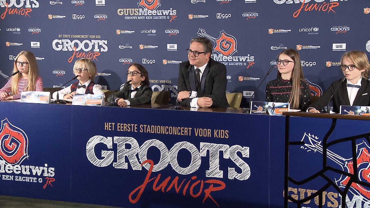 Guus Meeuwis met zijn management voor Groots Junior (Foto: Merel de Leuw)