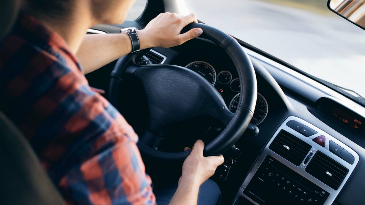 Auto-expert geeft tips hoe je een beslagen autoruit tegengaat (foto: Pexels).