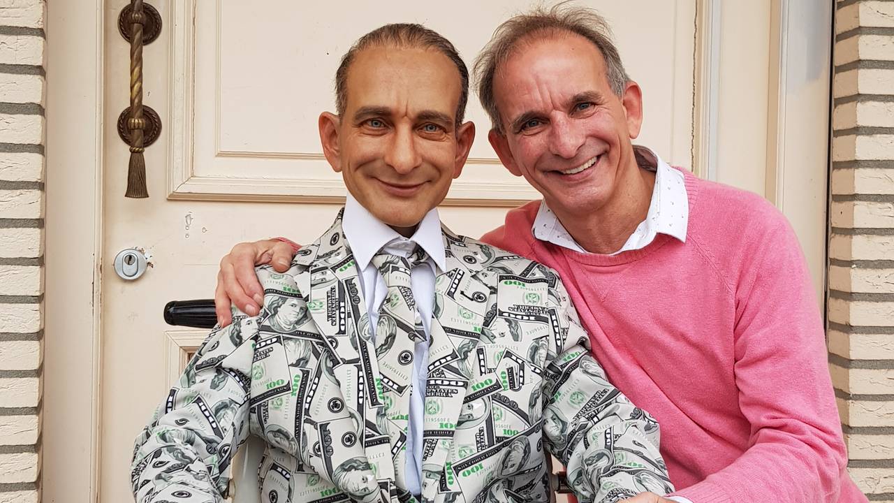 Johan Vlemmix neemt pop van zichzelf mee naar rechtszaak Paay: 'Niemand wil  seks met mijn replica' - Omroep Brabant