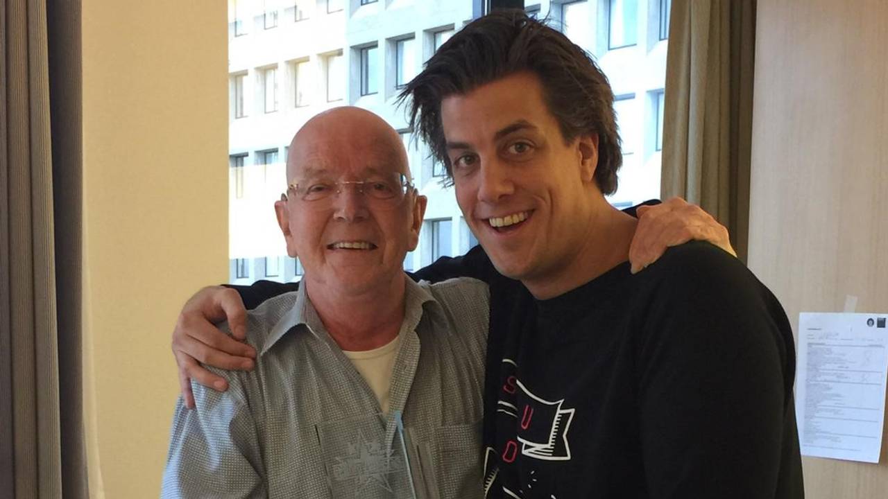 Winnaar van de Party Award Snollebollekes (r) en éigenaar van de Award, Theo IJkhout