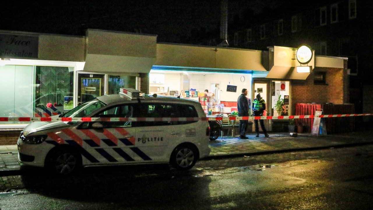 Twee gewapende mannen overvallen cafetaria in Helmond. (Foto 112Nieuwsonline)