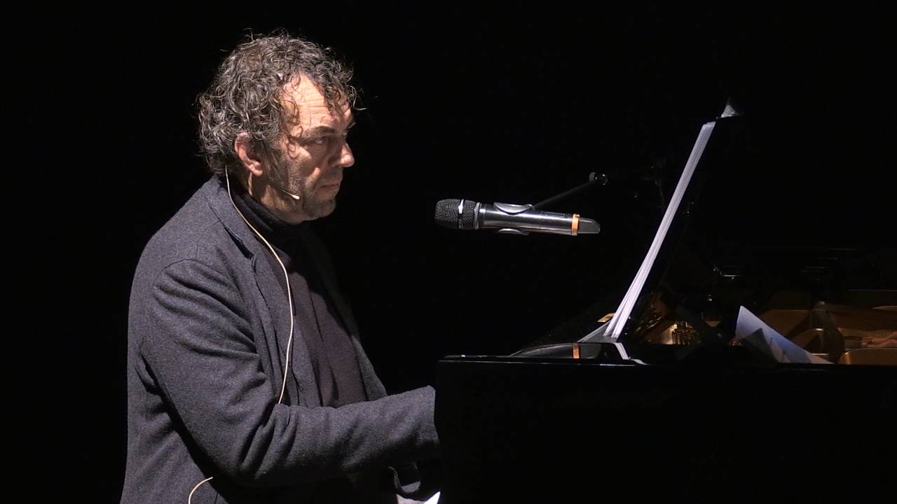 Han Kooreneef achter de vleugel in Theater aan de Parade.