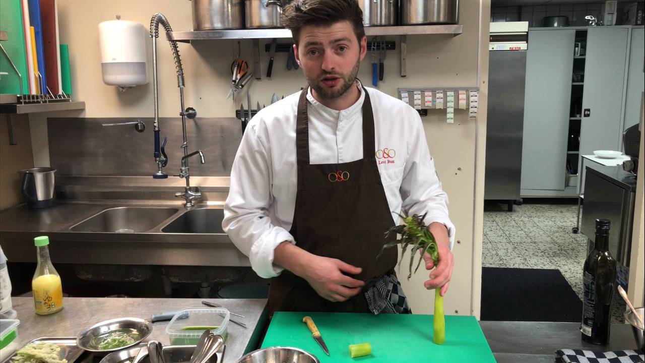 Souschef Levi Bunt laat zien hoe je een stergerecht maakt.