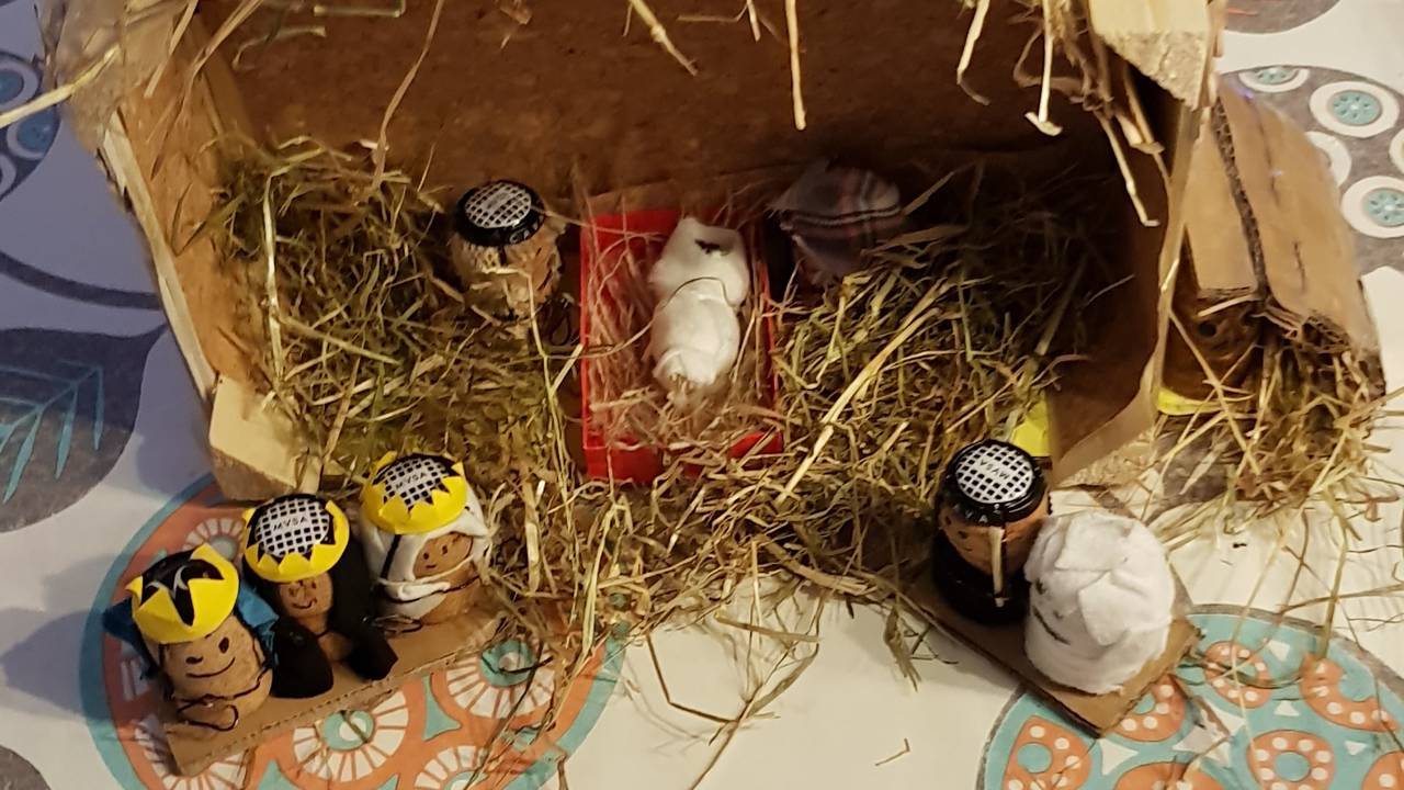 De achtjarige Dylan Sebrechts uit Steenbergen hoef je niets te leren over creatief zijn met  kurk. Hij heeft er zijn eigen kerstpoppetjes van gemaakt (Foto: Esmé Sebrechts)