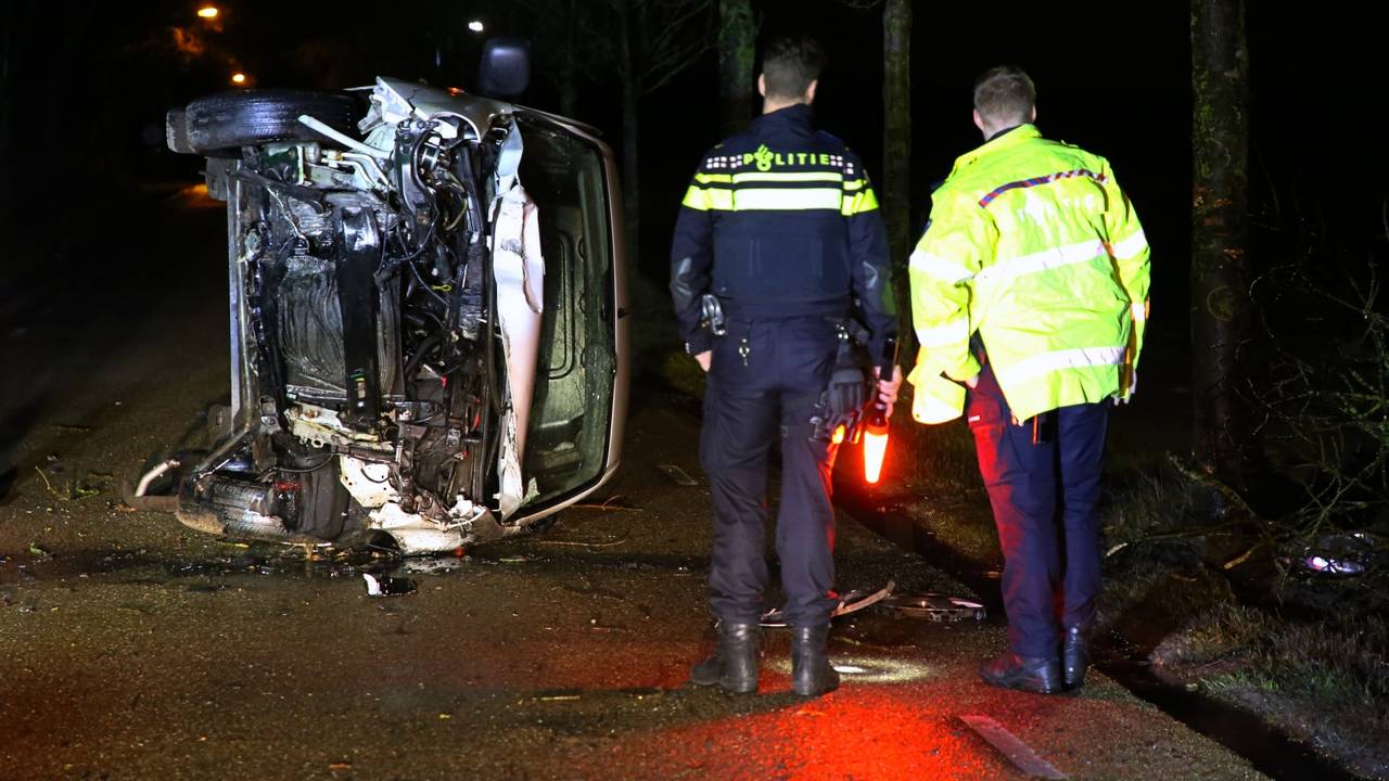 De bestelbus is zwaar beschadigd. (Foto: Berry van Gaal)