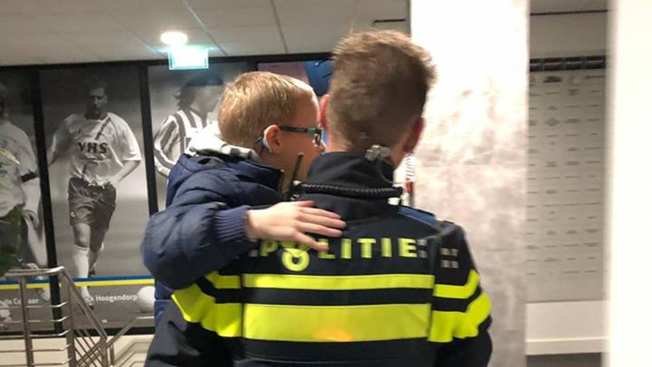 De politie bezorgde Julyan de avond van zijn leven. (Foto: politie Waalwijk/Facebook)