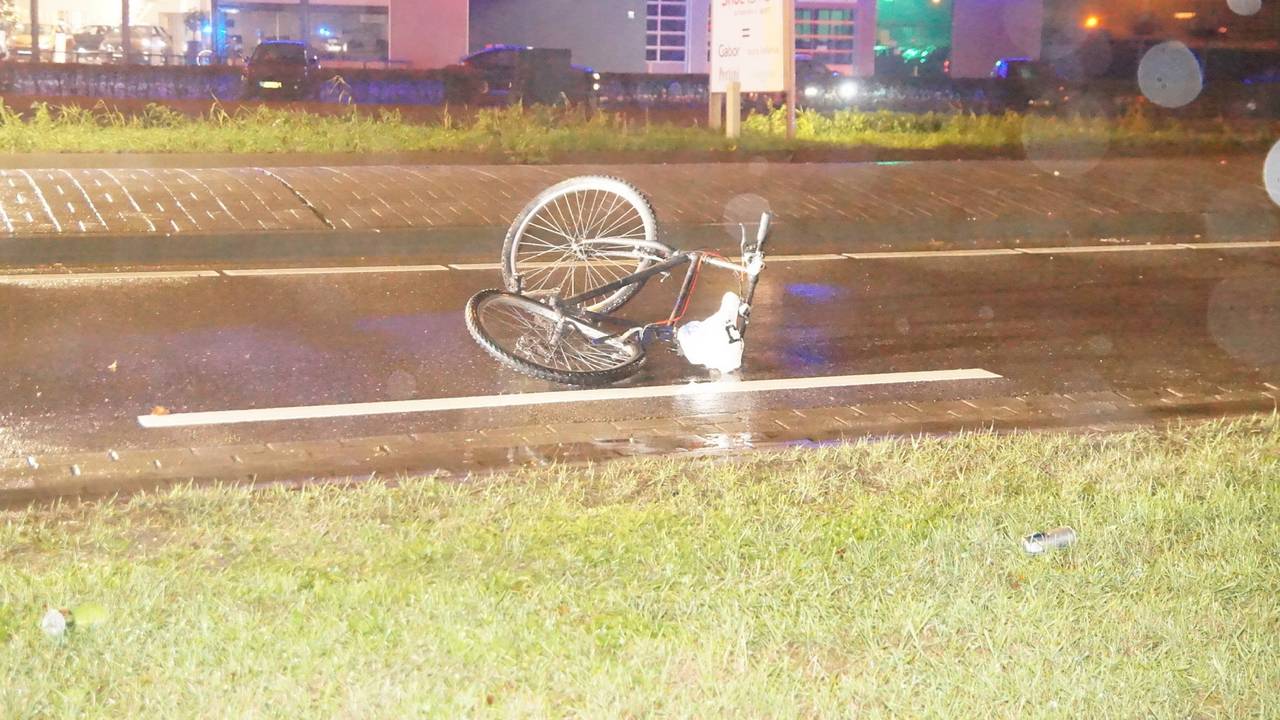 De fiets van de man uit Kaatsheuvel kwam door de klap meters verderop in de straat terecht (Foto: FPMB/Erik Haverhals)