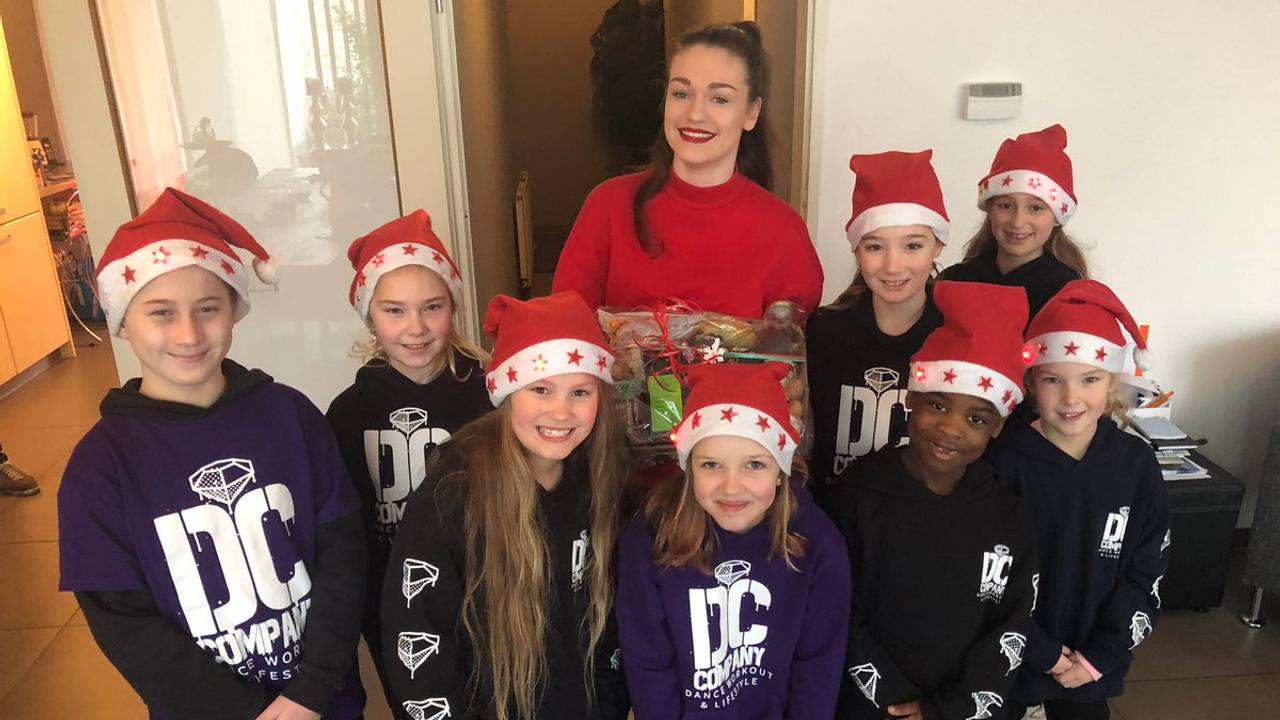 Dansjuf Dimphy met haar leerlingen