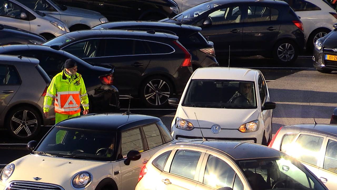 Verkeersregelaars bij de Jumbo Foodmarkt in Breda.