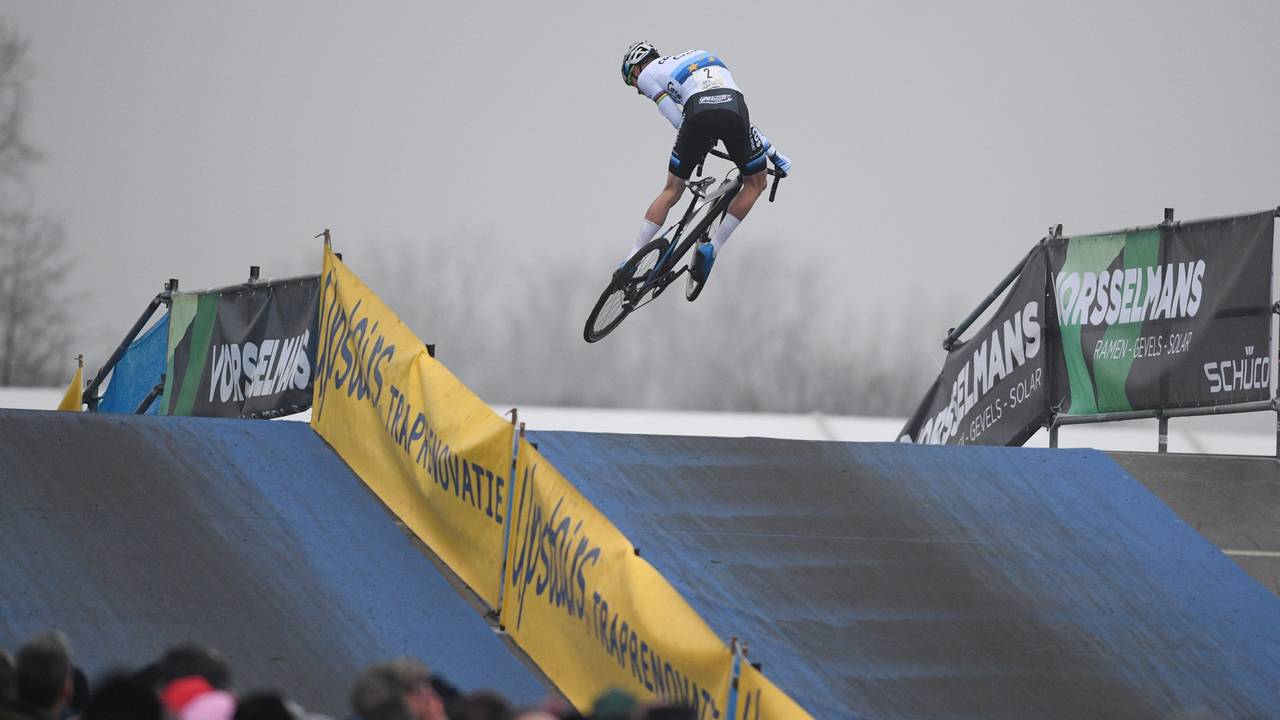 Mathieu van der Poel vliegt naar de overwinning in de Azencross (foto: VI Images).