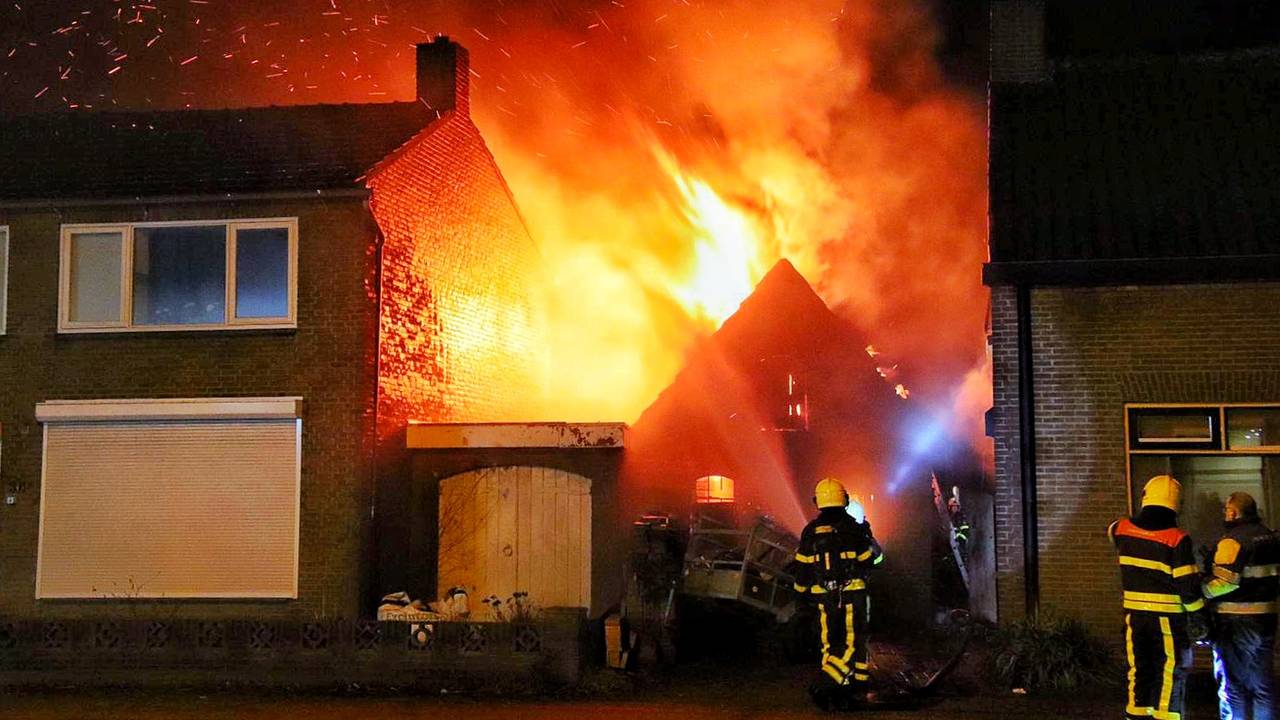De vlammen sloegen uit de schuur.