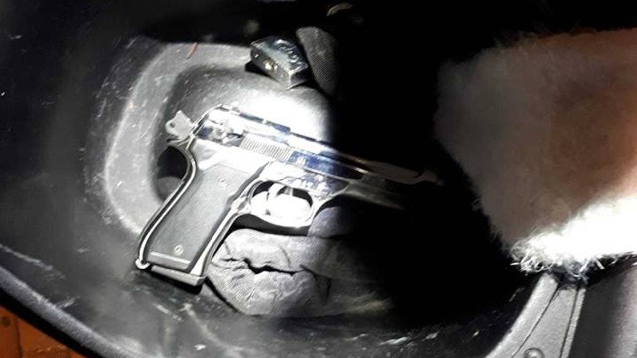 Het pistool werd in de scooter gevonden (foto: politie Helmond).