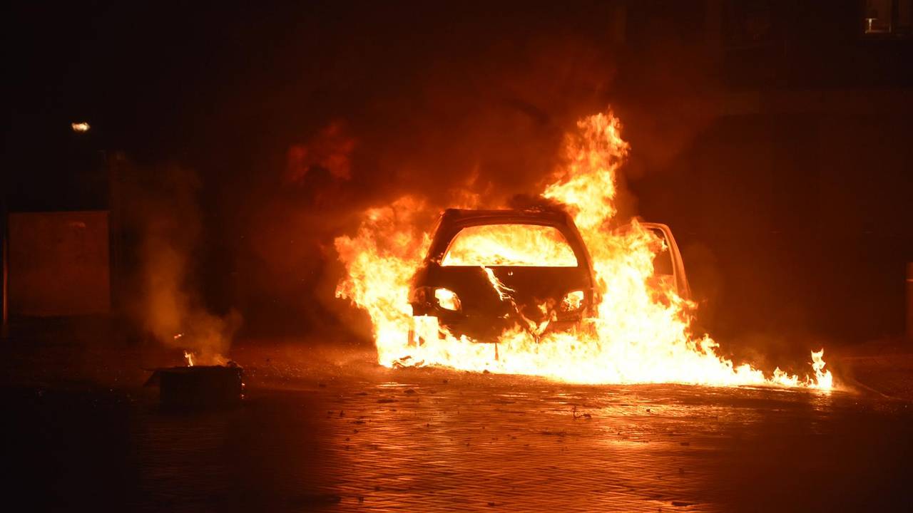 Ook zondagavond is er weer een auto uitgebrand (foto: Erik Haverhals).