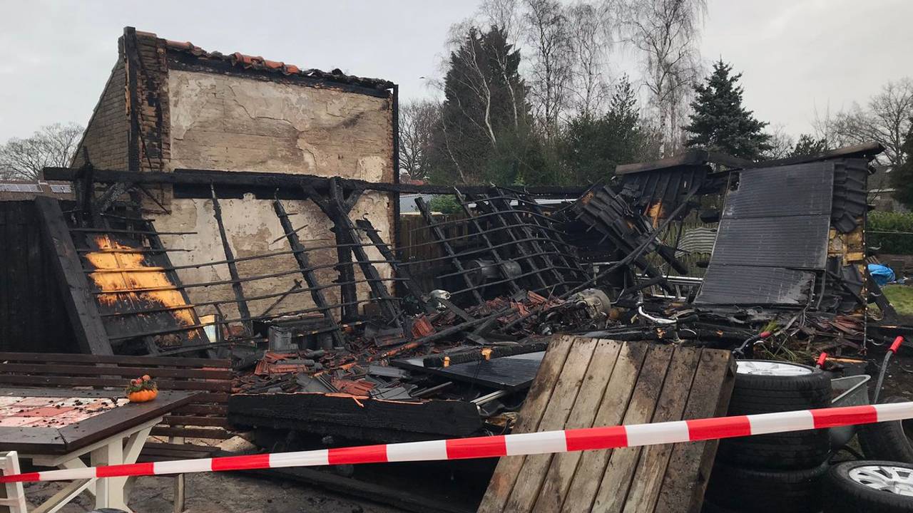 Achter het huis is een schuur volledig verwoest door de explosie. (Foto: Raymond Merkx)