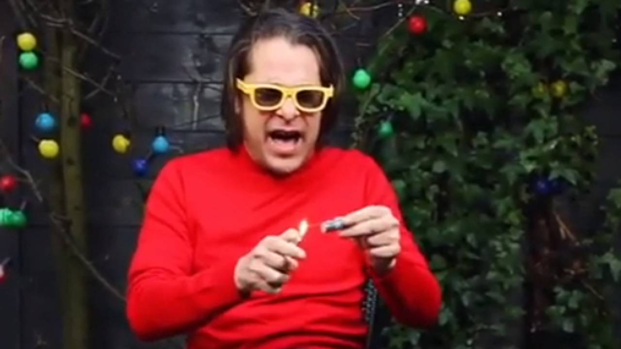 Hans Teeuwen knalt tussen z'n benen. Foto: Instagram/therealhansteeuwen